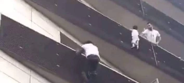 Γαλλία: Δεκτός από τον Μακρόν ο νεαρός μετανάστης που έσωσε τον 4χρονο σκαρφαλώνοντας 4 ορόφους